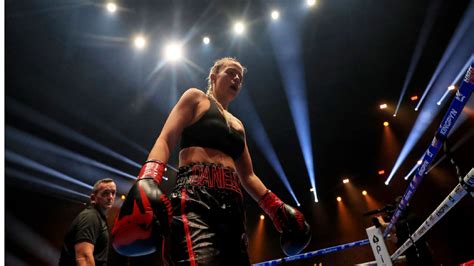 boxer that flashed|Kingpyn Boxing results: Daniella Hemsley flashes ...